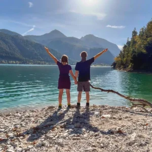 Spiel des Liebens Menschsein Heilung Fühlen achenSee ZweierSystem Retreat Y Paar Zusammen Hände Halten