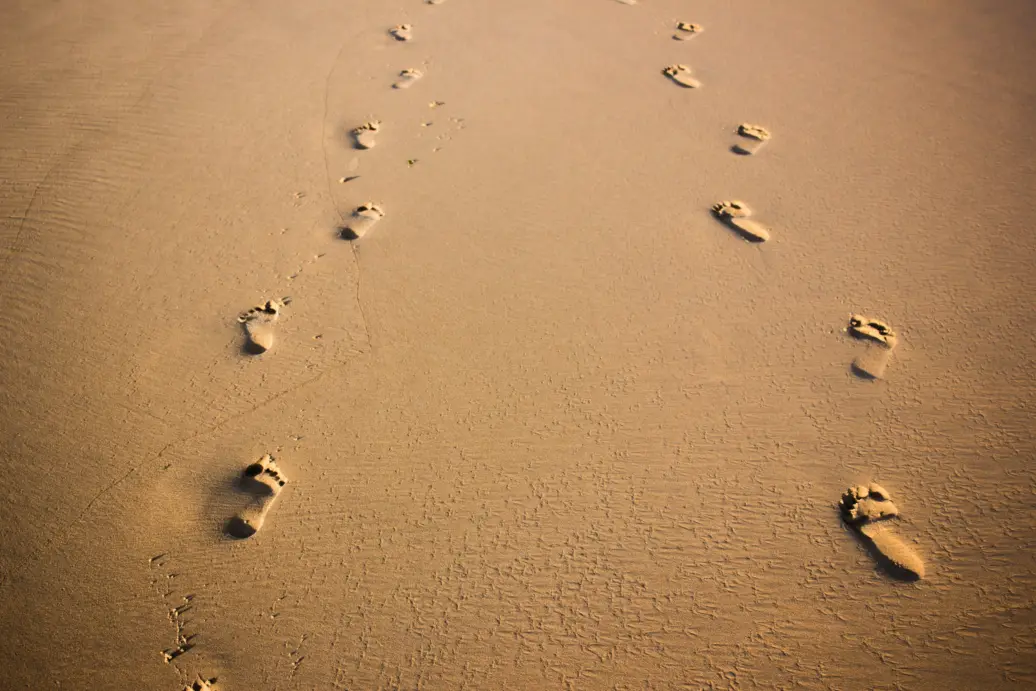 Feld der Wunder mit Coaching Fernbehandlung Heilung Menschsein Fussstapfen Sand Channeling Coaching Frequenzen